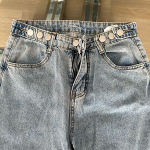 multibutton at waist jean